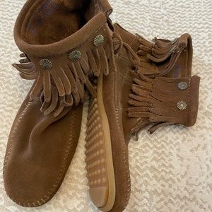 Minnetonka Women’s fringe ankle Booties